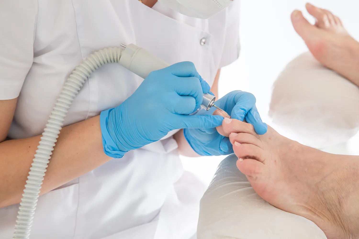Pedicure leczniczy - czym jest i co warto wiedzieć na jego temat?